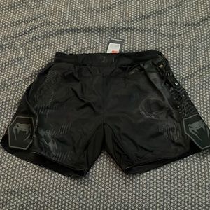 Venum fight shorts boxing black skull fight shorts size L Large